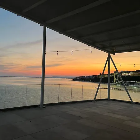 塔里那海滩公寓式酒店 4* 埃勒尼特